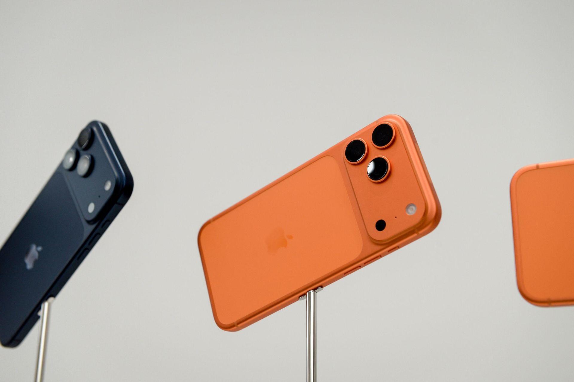 Eine 18-Jährige hat in einem Elektromarkt in Wernberg-Köblitz versucht, zwei I-Phones gegen Dummys auszutauschen. (Symbolbild: Andrej Sokolow/dpa)