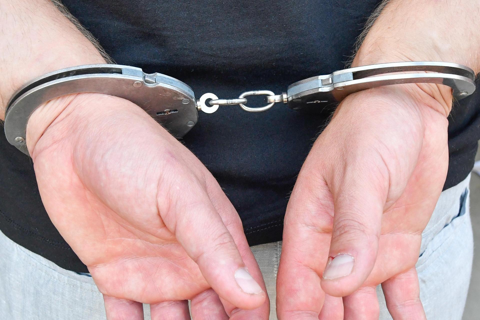 Die Handschellen klicken am Wochenende in Kohlberg. Die Polizei nimmt dort einen Einschleichdieb auf frischer Tat fest.  (Symbolbild: Petra Hartl)