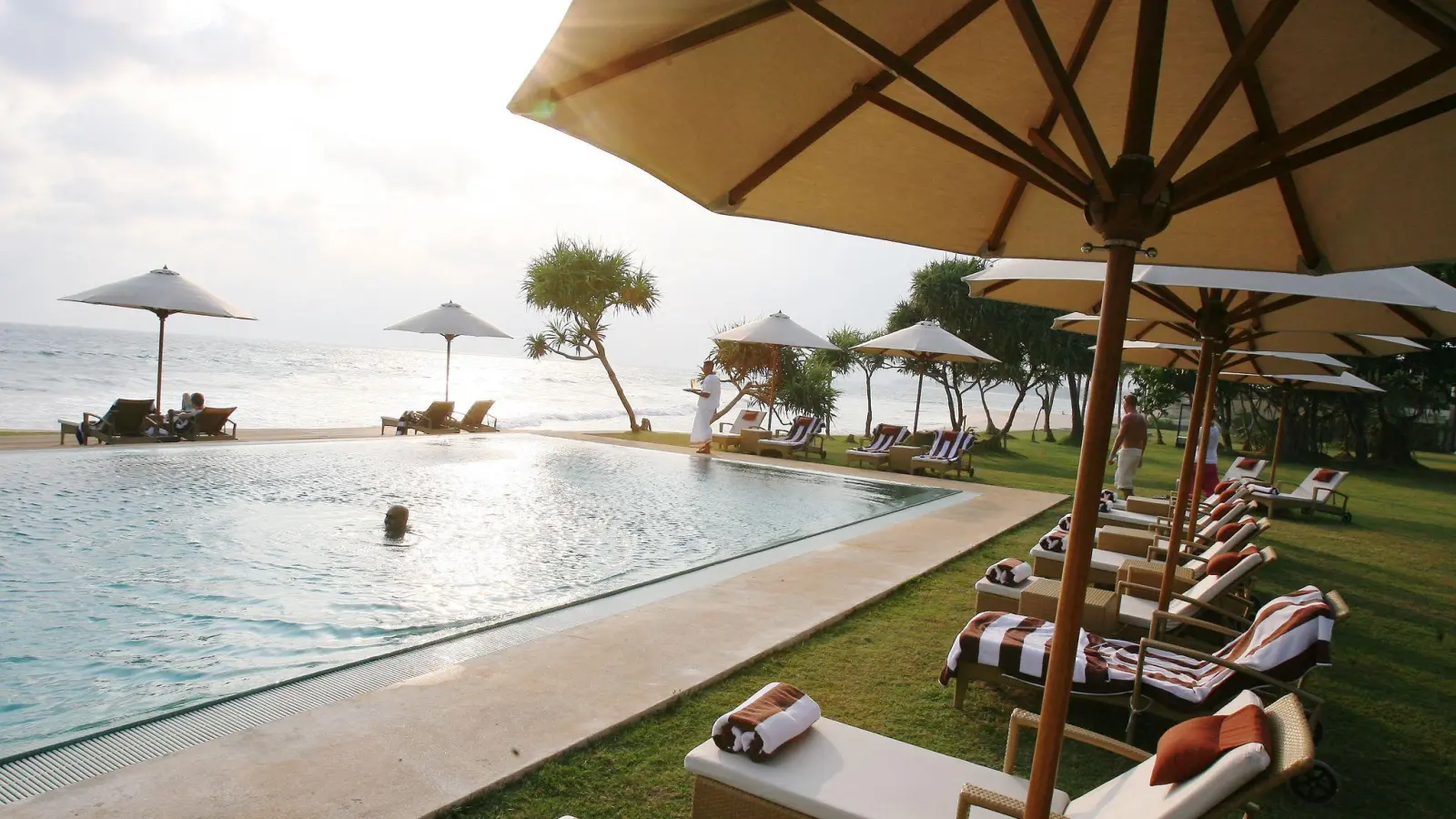 Ein Kläger darf den Reisepreis mindern, weil in seinem Urlaub die Liegen am Hotelpool mit Handtüchern reserviert waren. (Symbolbild) (Bild: Steffen Kugler/dpa)