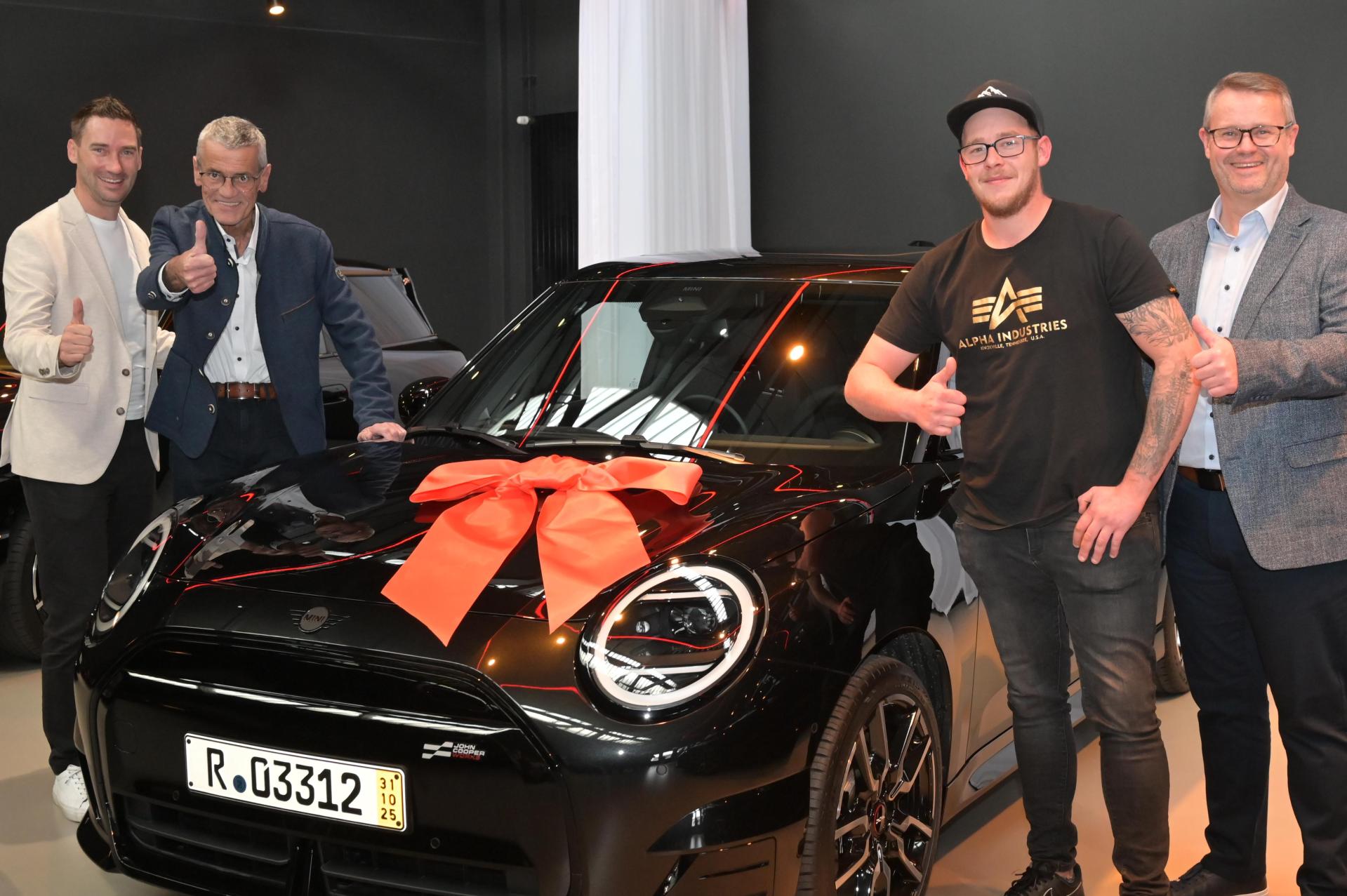 Geschäftsführer Markus Eichenseer, Gewinnsparverein Bayern, Regionalmarktleiter Anton Zilbauer, Volksbank Raiffeisenbank Nordoberpfalz, Gewinner Kevin Brenner aus Eslarn sowie Geschäftsstellenleiter Markus Dimper. Volksbank Raiffeisenbank Nordoberpfalz (Bild: Gewinnsparverein Bayern, Fotojournalist Joachim Busch)