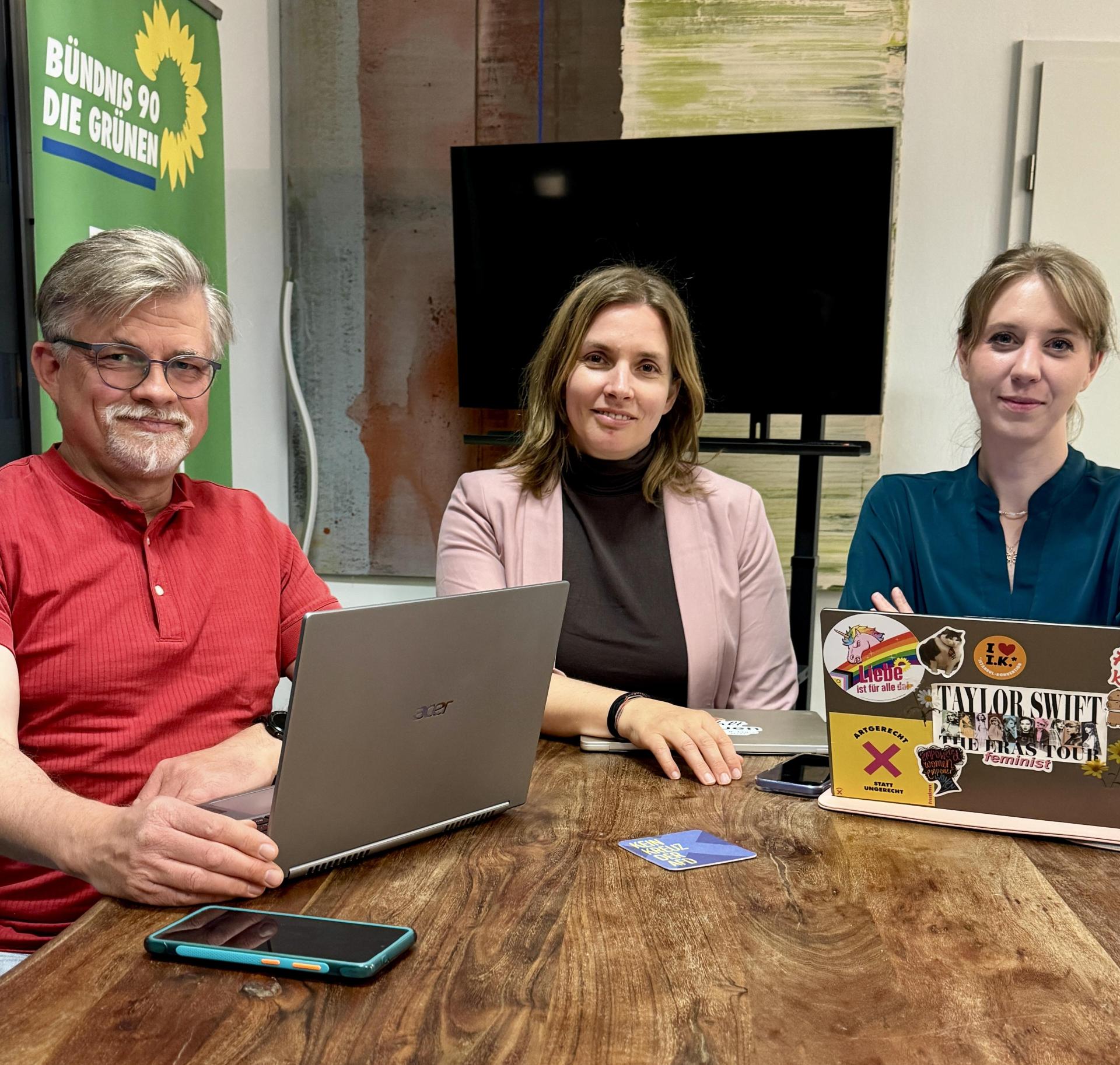 Falk Ponsold, Laura Weber und Anna Pschierer bilden die Stadtratsfraktion der Grünen. (Bild: Bündnis 90/Die Grünen)