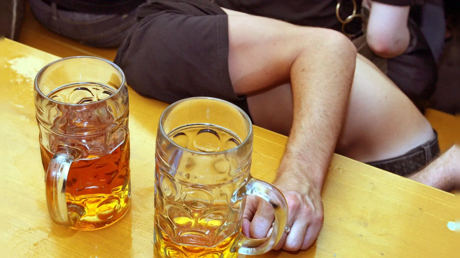 Die Zahl der Kinder und Jugendlichen, die mit Alkoholvergiftung in die Klinik kamen, nimmt weiter ab. (Symbolbild) (Bild: Karl-Josef Hildenbrand/dpa/dpa-tmn)