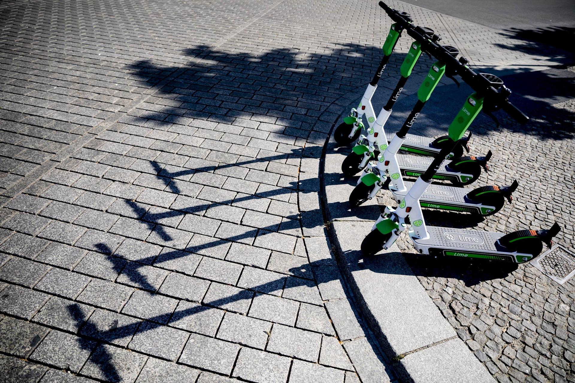 Miet-E-Scooter sind auf Prager Straßen und Gehwegen ab Januar nicht mehr willkommen. (Symbolbild: Christoph Soeder)