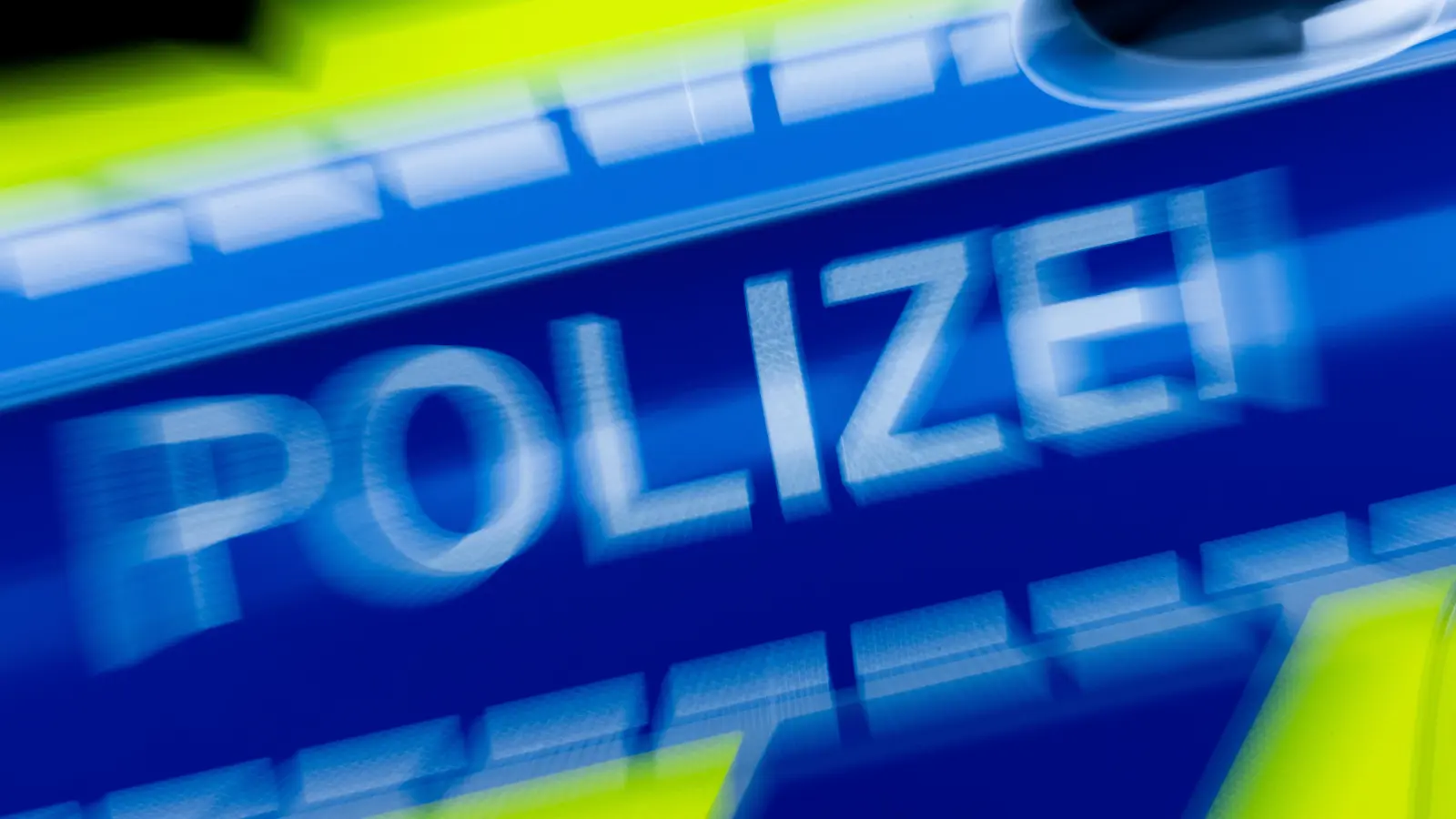 Gleich zwei Unfälle mit Fahrerflucht beschäftigen die Beamten der Polizei Vohenstrauß. (Bild: Rolf Vennenbernd/dpa)