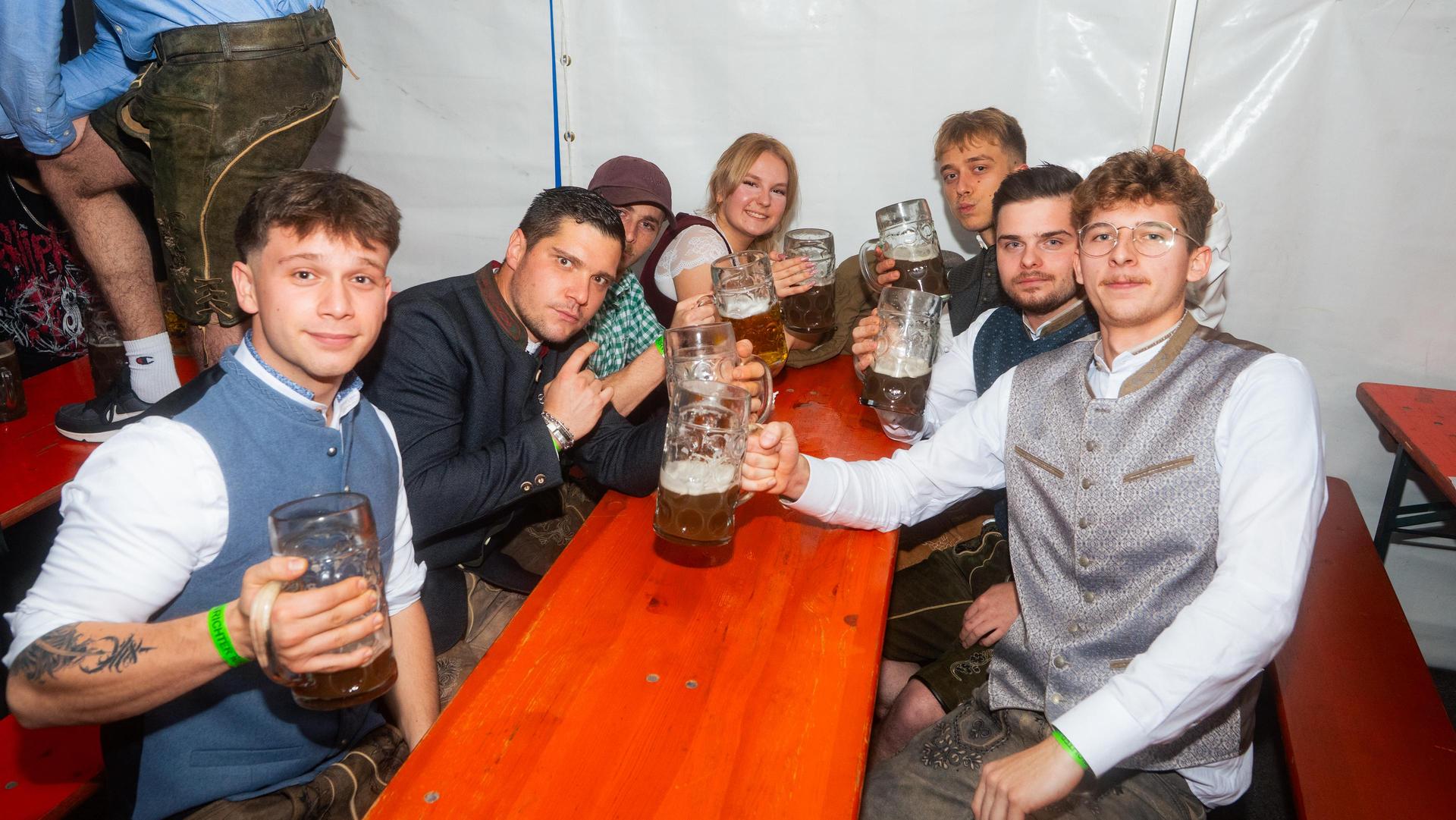 Beim Kirwa-Special der Etzenrichter Kirwa sorgte die Band „RUNDUMADUM” für Stimmung.  (Bild: Hannes Stock)