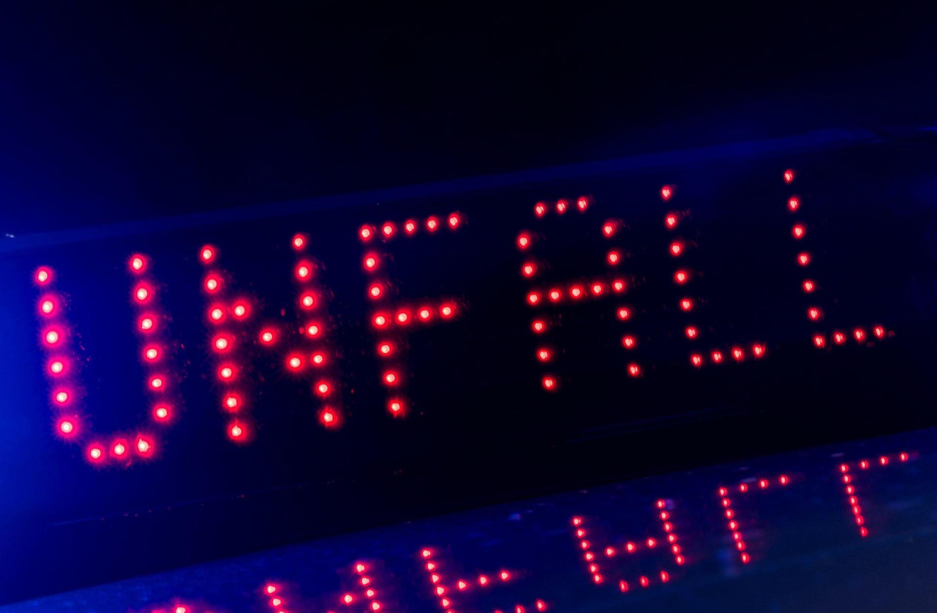 Die B299 ist nach einem Unfall gesperrt.  (Symbolbild: Monika Skolimowska)