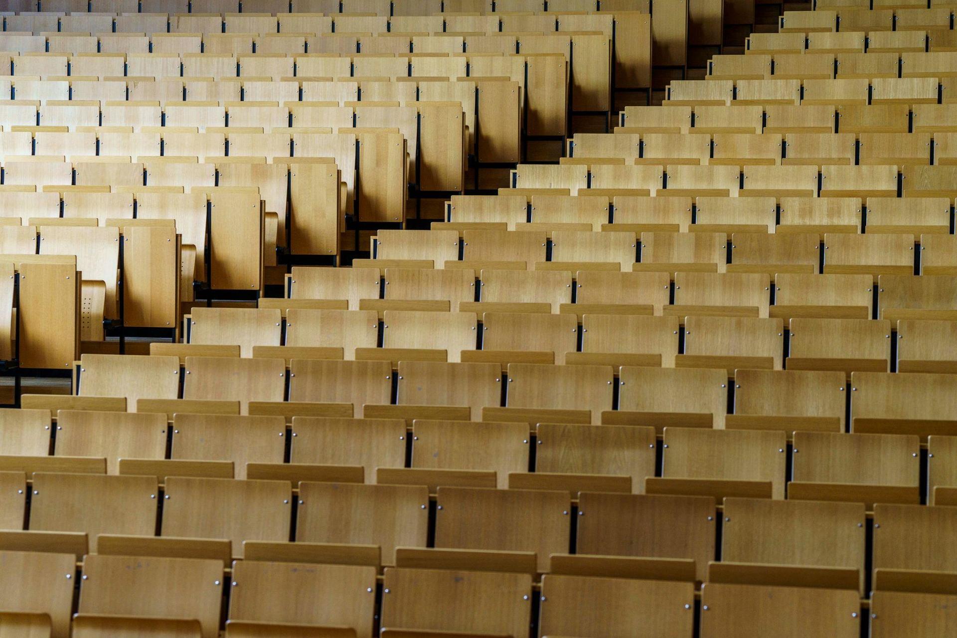 Noch geht es nicht los. Doch ab dem Wintersemester gibt es an der OTH Amberg-Weiden in Amberg ein duales Studium in Medieninformatik und Künstlicher Intelligenz. (Symbolbild: Andreas Arnold/dpa)