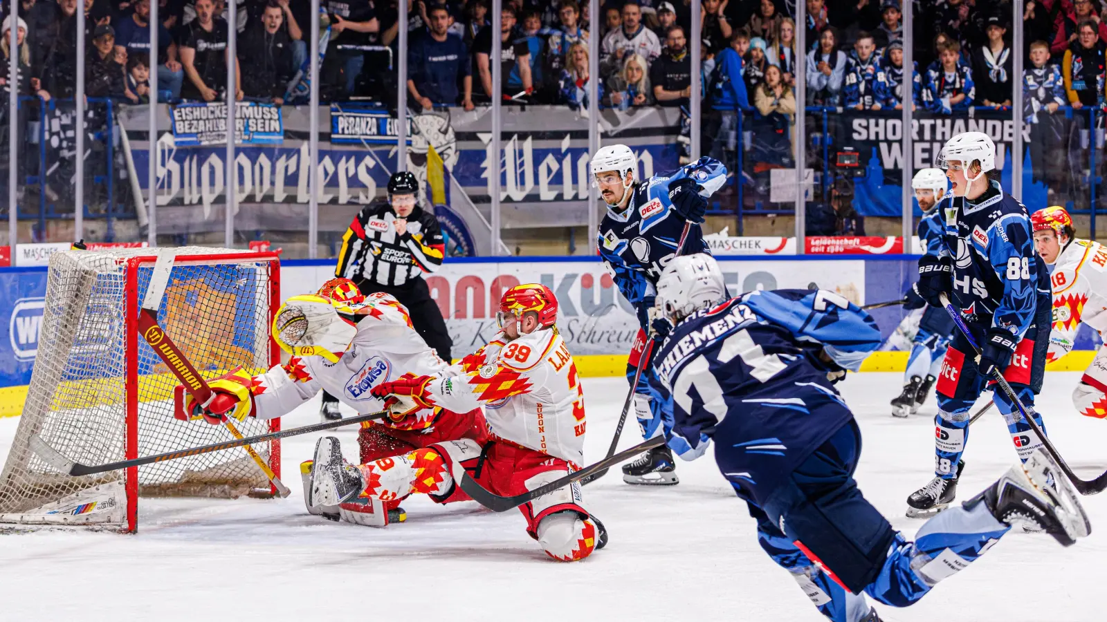 In der neuen Folge des „Powerplay”-Podcast geht es um die Veränderungen im Kader der Blue Devils Weiden.  (Archivbild: Werner Moller)